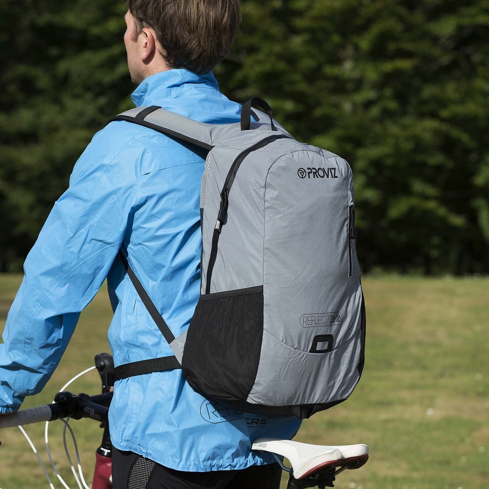 Cycliste portant un sac réfléchissant gris de la marque PROVIS