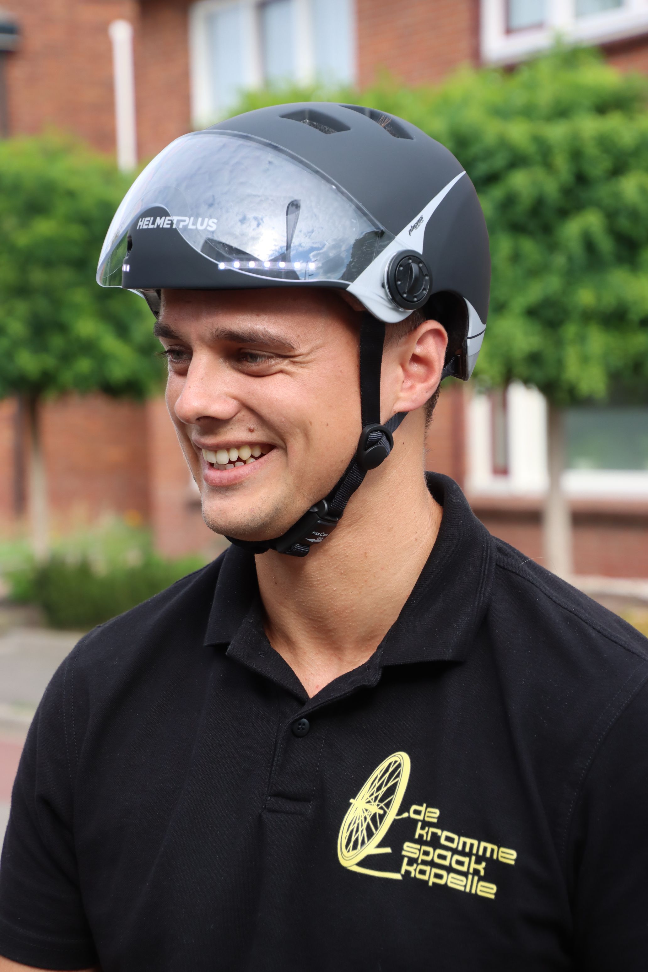 Jeune homme portant un casques de protection de chez HELMET+